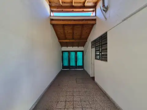 Venta Casa 3 ambientes con cochera y amplio parque en Banfield