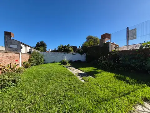 Venta Casa 3 ambientes con cochera y amplio parque en Banfield