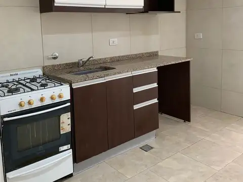 Villa Urquiza. Sobre Av Congreso y Valdenegro Excelente monoambiente contra frente con balcón baño completo.