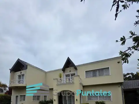 Casa en Venta con 3 cocheras