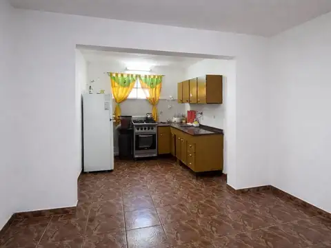 CASA 2 DORMITORIOS PATIO COCHERA LOCAL EN VENTA