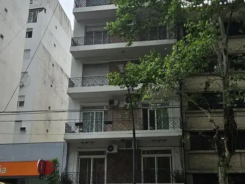 Santa Fe 2800 piso 6to - 4 amb frente con balcón.