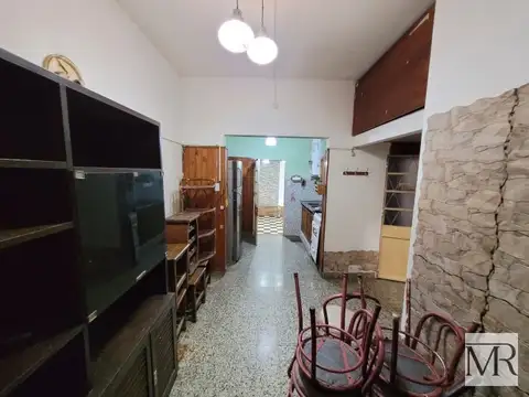 Casa 5 Ambientes con amplio fondo, excelente oportunidad.