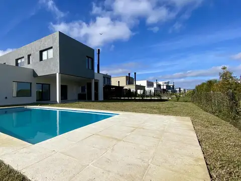 Casa A Estrenar en Riberas - Parquizada - Con Piscina -6 Ambientes