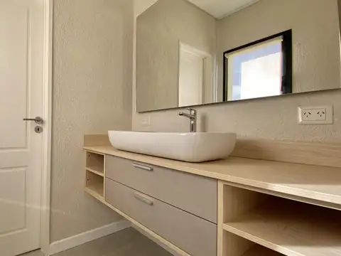 Casa en Venta con 4 cocheras