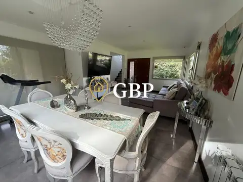 Casa en Venta con 2 cocheras