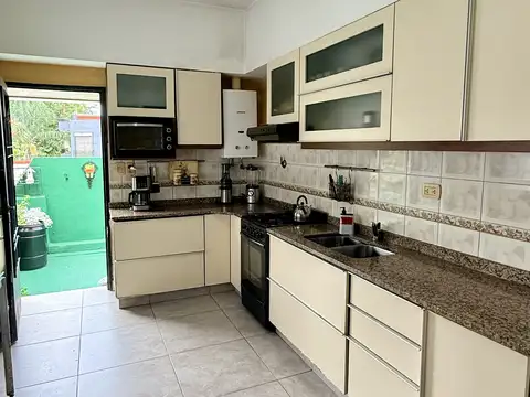 Avenida Emilio Castro 6400, Piso 1