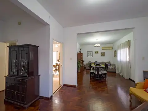 EN VENTA - CASA 4 DORMITORIOS CON PILETA Y COCHERA - LUIS AGOTE, ROSARIO.