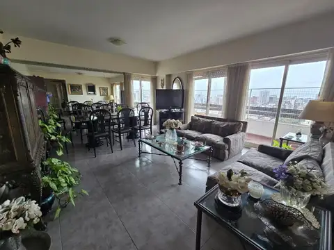 Departamento 4 ambientes , cochera Vta al rio Piso alto