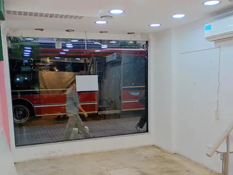 EXCELENTE LOCAL CON ENTREPISO EN GALERÍA ACOYTE CON VIDRIERA A LA AVENIDA