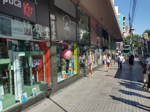 EXCELENTE LOCAL CON ENTREPISO EN GALERÍA ACOYTE CON VIDRIERA A LA AVENIDA