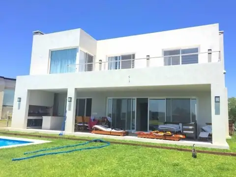 Casa 5 ambientes con 5 baños