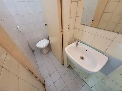 Local comercial con acceso independiente desde la vía publica. Excelente ubicacion a metros de Av. Asamblea!