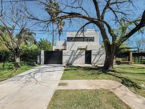 Casa de 3 dormitorios más comodín, jardín y pileta en Funes