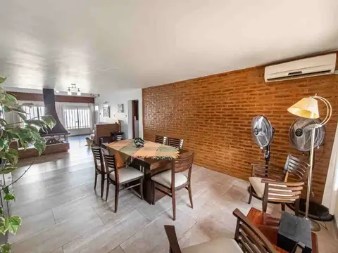 Casa 8 ambientes con 2 baños