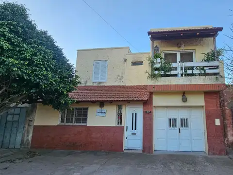 VENTA CASA 4 DORMITORIOS, COCHERA Y QUINCHO