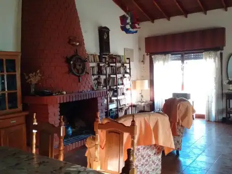 Casa en venta - 3 Dormitorios 1 Baño - Cochera - 1700Mts2 - Miramar