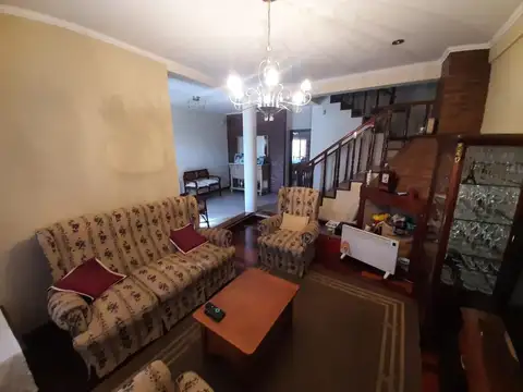 Casa 5 ambientes con 4 baños