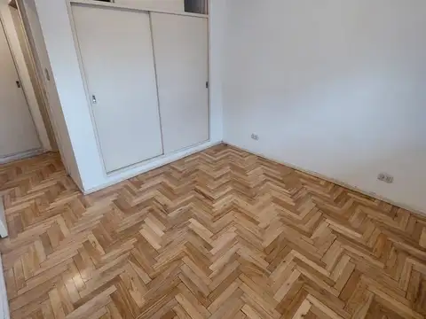 CENTRICO DEPTO. AL FRENTE CON BALCON - U$D 64.000 - AMPLIO Y LUMINOSO