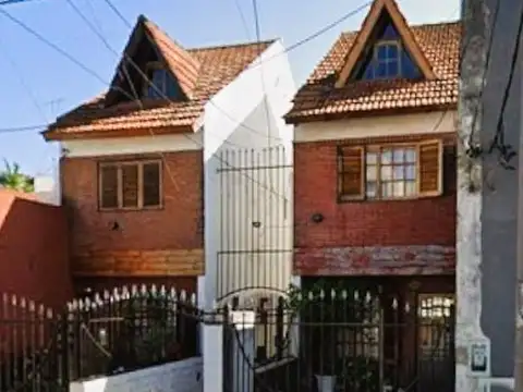 *EXCELENTE TRIPLEX DE 3 AMB. CON ENTRADA DE AUTO, PATIO Y PLAYROOM