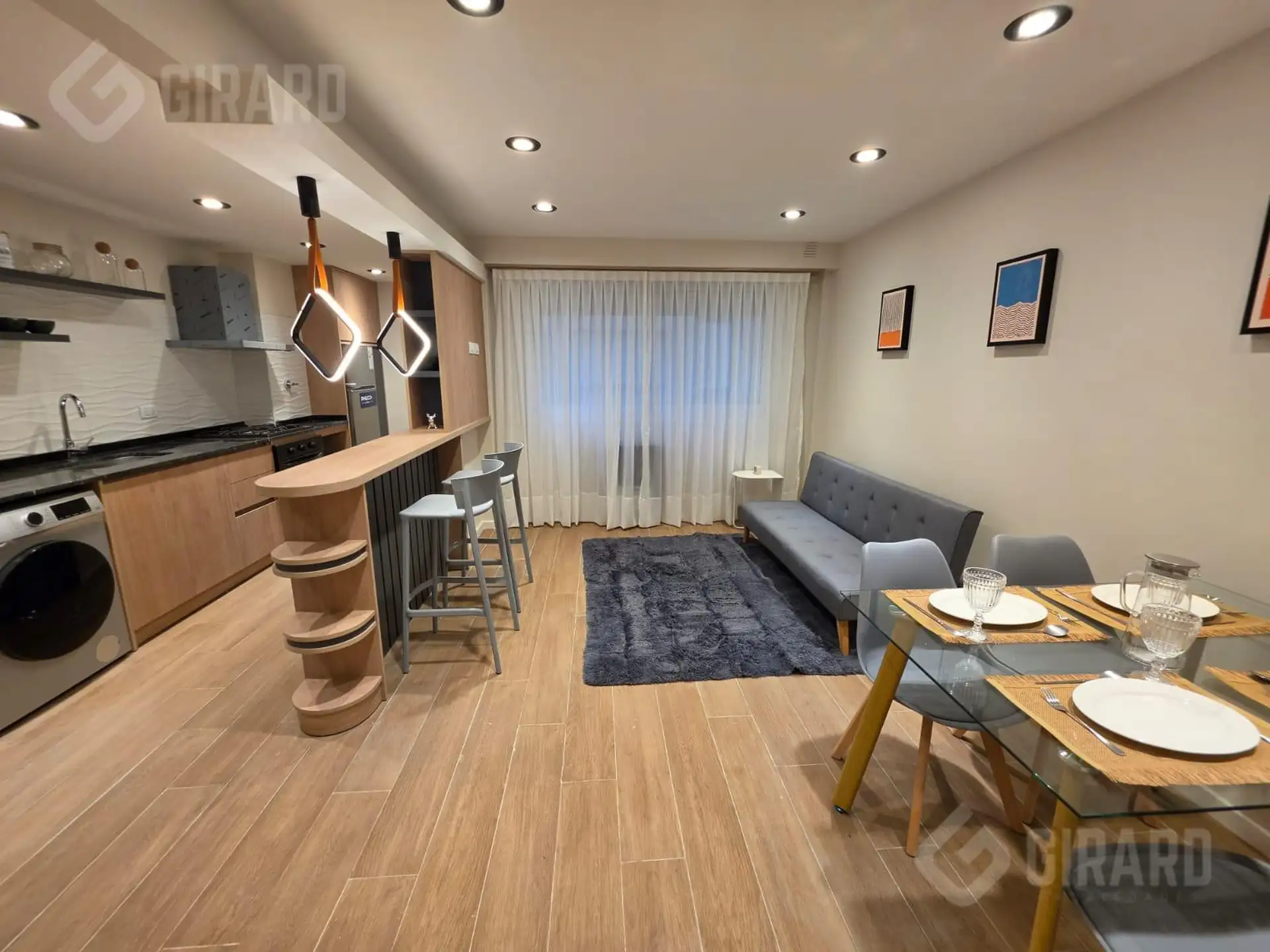Venta Departamento 2 ambientes en zona paseo plaza Colon. Reciclado y se vende con muebles.