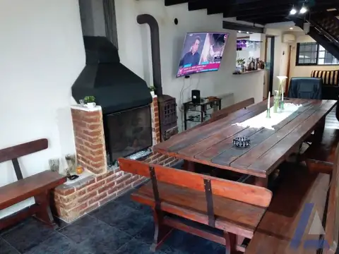 PROPIEDAD 4 DORMITORIOS, PISCINA Y GARAGE TRIPLE EN VENTA - LOS HORNOS, LA PLATA