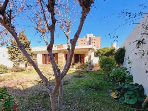 Casa 7 ambientes con 4 baños