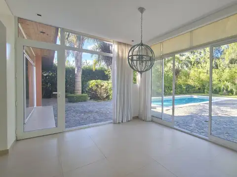 Casa en Alquiler con 5 cocheras