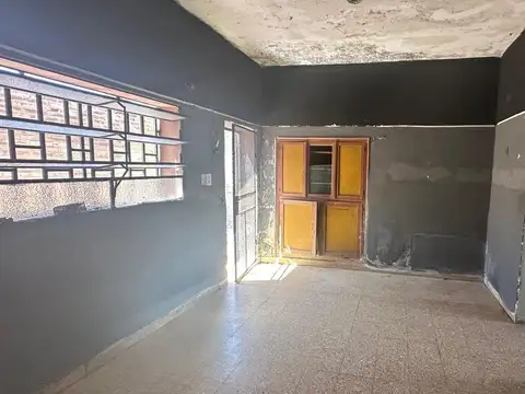 VENTA CASA 1 DORMITORIO Y COCHERA A REFACCIONAR