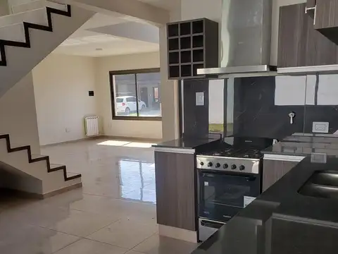 Casa 4 ambientes con 3 baños