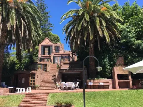 Chalet en venta en Martinez de Libertador al Rio, 2300M2 en barranca, calle muy privada.