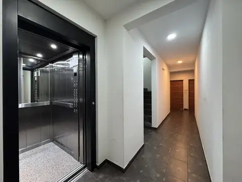 W de tata 4900, Piso 2