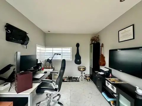 Casa en Alquiler con 3 cocheras