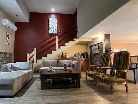 VENTA/PERMUTA - Casa de 3 dormitorios con terraza y parrillero en Pichincha, Rosario. Apta crédito.