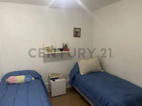 77 y 121. VENTA CASA LOTE PROPIO. DOS DORMITORIOS, GARAGE Y PATIO.