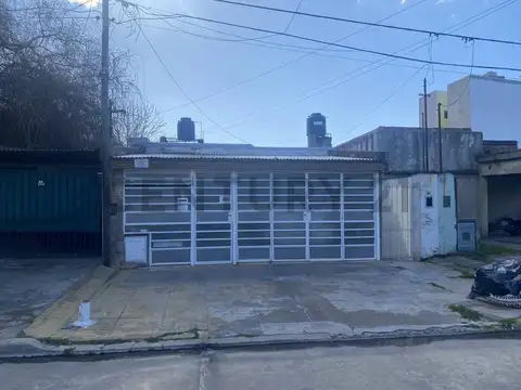 77 entre 121 y 121 Bis 100, Piso 0