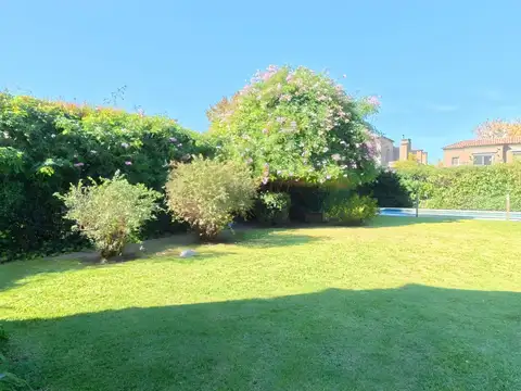 Casa en Venta con 3 cocheras