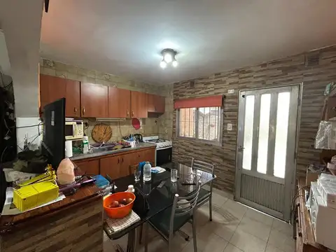 CASA 5 AMBIENTES, GALERIA, PARQUE, TRES COCHERAS.