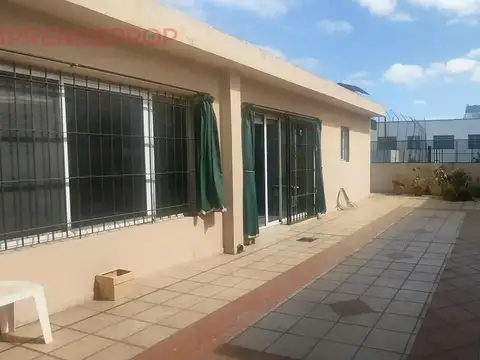 Departamento 5 ambientes con patio, parrilla y cochera - Excelente estado - Devoto