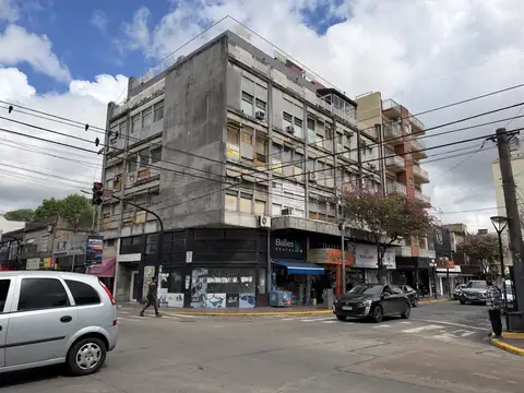 Excelente oficina comercial de 32 m2 con toilette y cocina, muy luminosa en el centro de Villa Ballester