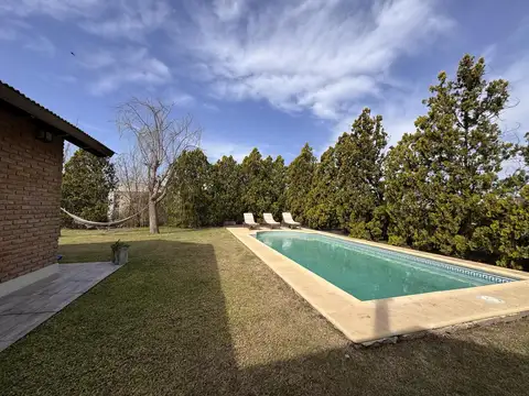 Casa en venta tres dormitorios country cerrado puerto roldan piscina quincho con parrilla