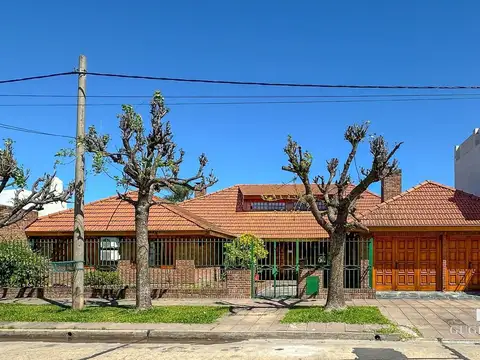 Excelente propiedad en B° Banco Pcia. con 3 dorm. y piscina
