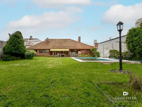 Casa en Venta con 3 cocheras