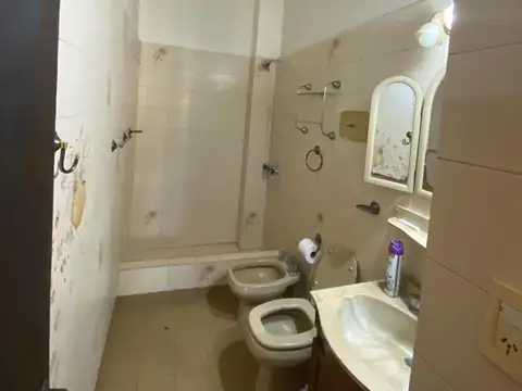 Casa 5 Ambientes con Cochera y Fondo Libre con Piscina