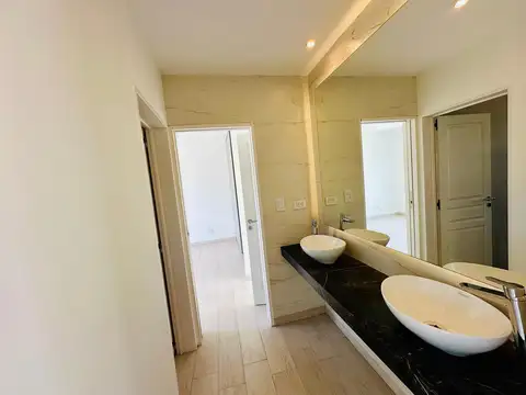 Casa 5 ambientes con 4 baños