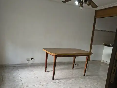 Depto Tipo Casa en Alquiler en Lanus Este, $ 600.000