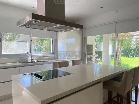 Casa 4 ambientes con 4 baños
