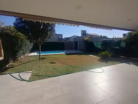Casa 10 ambientes con 3 baños