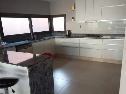 CASA DE CATEGORIA DE BARRIO PRIVADO EN GUAYMALLEN