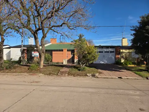 VENTA DE CASA CON 3 DORMITORIOS, PILETA Y QUINCHO 